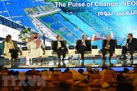 Thái tử Saudi Arabia Mohammed bin Salman (thứ 2, trái) cùng lãnh đạo các doanh nghiệp tại Hội nghị Sáng kiến đầu tư tương lai tại Riyadh. (Ảnh: AFP/ TTXVN)