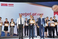 Phó tổng giám đốc Vietjet Đỗ Xuân Quang đại diện Vietjet tham dự chương trình và nhận giải thưởng từ ban tổ chức.