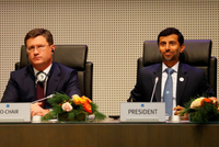 Bộ trưởng Năng lượng Nga - Alexander Novak và Bộ trưởng Dầu mỏ UAE - Suhail Mohamed Al Mazrouei. Ảnh:Reuters