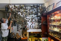 Người đàn ông sưu tập hàng trăm chuông độc lạ ở Sài Gòn