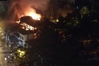 Ngôi đình cổ bất ngờ bốc cháy dữ dội ở khu vực gian thờ chính (Ảnh: CTV).