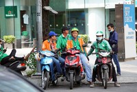 Những lái xe Grab trên đường Hà Nội. Ảnh:Anh Tú