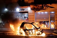 Ôtô bị đốt cháy gần tòa thị chính Paris ngày 8/12. Ảnh:AFP.