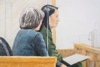 Tranh phác họa Mạnh Vãn Chu (bên phải) và người phiên dịch tại tòa hôm 7/12. Ảnh:AFP.