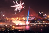 Đà Nẵng bắn pháo hoa trong mưa