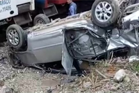 Xe Innova bẹp dúm sau va chạm. Ảnh:Lam Sơn.