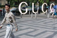 Một người đàn ông đi qua cửa hàng Gucci tại Thượng Hải, Trung Quốc. Ảnh:CNN