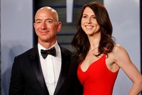 Vợ chồng Jeff và MacKenzie Bezos. Ảnh:Reuters