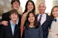 Ông chủ Amazon - Jeff Bezos cùng vợ và các con. Ảnh:AFP