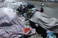 Rác chất cao quá đầu người sau 3 ngày ứ đọng ở Hà Nội