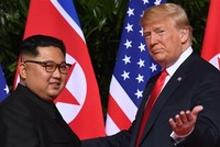 Tổng thống Mỹ Trump (phải) và lãnh đạo Triều Tiên Kim Jong-un tại Singapore tháng 6/2018. Ảnh:AFP.