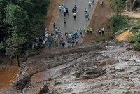 Bùn lầy tràn ra đường sau vụ vỡ đập. Ảnh:Reuters.