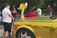 Biểu tượng ngoại cỡ trên chiếc Rolls-Royce thu hút sự chú ý của nhiều người đi đường.