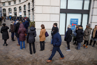 Nhân viên liên bang xếp hàng lấy suất ăn khi chính phủ Mỹđóng cửa. Ảnh:NYT