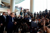 Li Ka-shing chào tạm biệt các phóng viên trong ngày rời CK Hutchison Holdings. Ảnh:Reuters