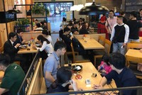 Hàng quán Hà Nội kín khách sau nghỉ Tết