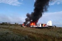 Máy bay bốc cháy tại hiện trường ngày 9/3. Ảnh:Camioneros de Colombia.