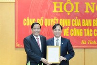 Đồng chí Nguyễn Thanh Bình trao quyết định cho đồng chí Hoàng Trung Dũng.