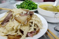 Măng đắng xào thịt lợn hun khói nên thử ở Mẫu Sơn