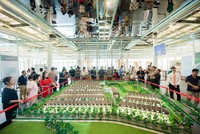 Khách hàng thăm quan nhà mẫu khu biệt thự nhà vườn liền kề The Mansions