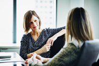 Bạn nên thảo luận thêm về quyết định không tăng lương bằng các câu hỏi một cách cầu thị.Ảnh: Gettty