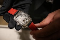 Đồng hồ cơ giống AppleWatch giá 15 tỷ đồng đến Việt Nam