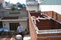 Hàng xóm chiếm khoảng không trên cao, xử lý cách nào?