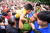 Nghìn người dâng hương tưởng nhớ Vua Hùng từ sáng sớm