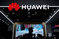Gian hàng của Huawei tại triển lãm công nghệ CES năm ngoái ở Trung Quốc. Ảnh: Reuters.