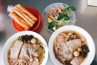 Quán ở Lạc Long Quan là địa chỉ gợi ý cho những ngườichọn bún bò Huế cho bữa sáng.Ảnh:Mạc Hoài.