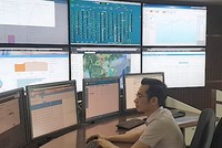 Kỹ sư Trung tâm điều độ hệ thống điện Quốc gia (A0) theo dõi biểu đồ cung ứng điện.Ảnh: H.T