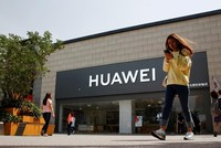 Một cửa hàng Huawei ở Bắc Kinh. Ảnh: Reuters.