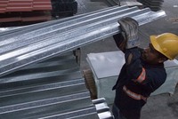 Công nhân làm việc tại một nhà máy nhôm thép ở Mexico tháng 5/2018. Ảnh: AFP.