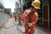 Công nhân điện lực Hà Nội kéo dây sửa chữa lưới điện.Ảnh: Ngọc Thành