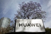 Logo Huawei tại một trạm chờ xe buýt ở Mexico hồi tháng hai. Ảnh: Reuters.