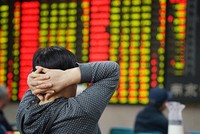 Nhà đầu tư theo dõi bảng giá tại sàn giao dịch chứng khoán ở Nam Kinh, Trung Quốc, ngày 20/5. Ảnh:VCG.