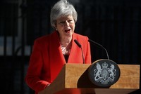 Bà May tuyên bố từ chức trước Văn phòng Thủ tướng, số 10 phố Downing. Ảnh:AFP.