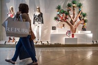 Người mua sắm đi qua cửa hàng của Louis Vuitton trong dịp Black Friday.Ảnh: AFP