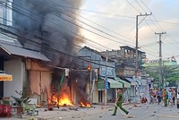 Lửa bùng lên dữ dội ở phía trước cửa hàng. Ảnh: An Nam.