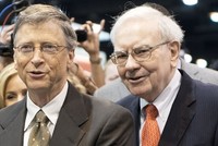 Bill Gates và Warren Buffett trong Đại hội cổ đông Berkshire Hathaway. Ảnh:AFP