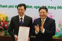 Thứ trưởng Nguyễn Viết Tiến trao quyết định cho Bác sĩ Nguyễn Tri Thức.