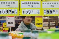 Một phụ nữ Trung Quốc trong siêu thị hồi tháng 3. Ảnh: Reuters.