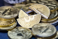 Tiền mô phỏng Bitcoin được trưng bày tại Hong Kong (Trung Quốc) năm ngoái. Ảnh:AFP