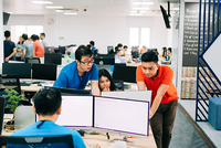 Các kỹ sư của KMS Solutions đang làm việc.