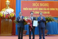 Lãnh đạo Ban Tổ chức Trung ương trao quyết định và chúc mừng đồng chí Đặng Quốc Khánh.