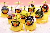 Vịt chong chóng từ Trung Quốc là món đồ chơi bán rất chạy. 