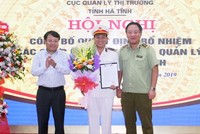 Trao quyết định bổ nhiệm Cục trưởng Chi cục QLTT Hà Tĩnh cho ông Nguyễn Cự Dũng