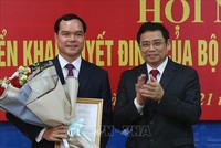 Đồng chí Phạm Minh Chính trao quyết định và chúc mừng đồng chí Nguyễn Đình Khang. Ảnh TTXVN