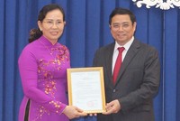 Bà Lê Thị Thuỷ nhận quyết định công tác mới. Ảnh:TTX.