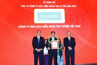 Ông Bùi Thanh Hiệp, Phó tổng giám đốc Chubb Life Việt Nam đại diện nhận giải thưởng từ Ban tổ chức.